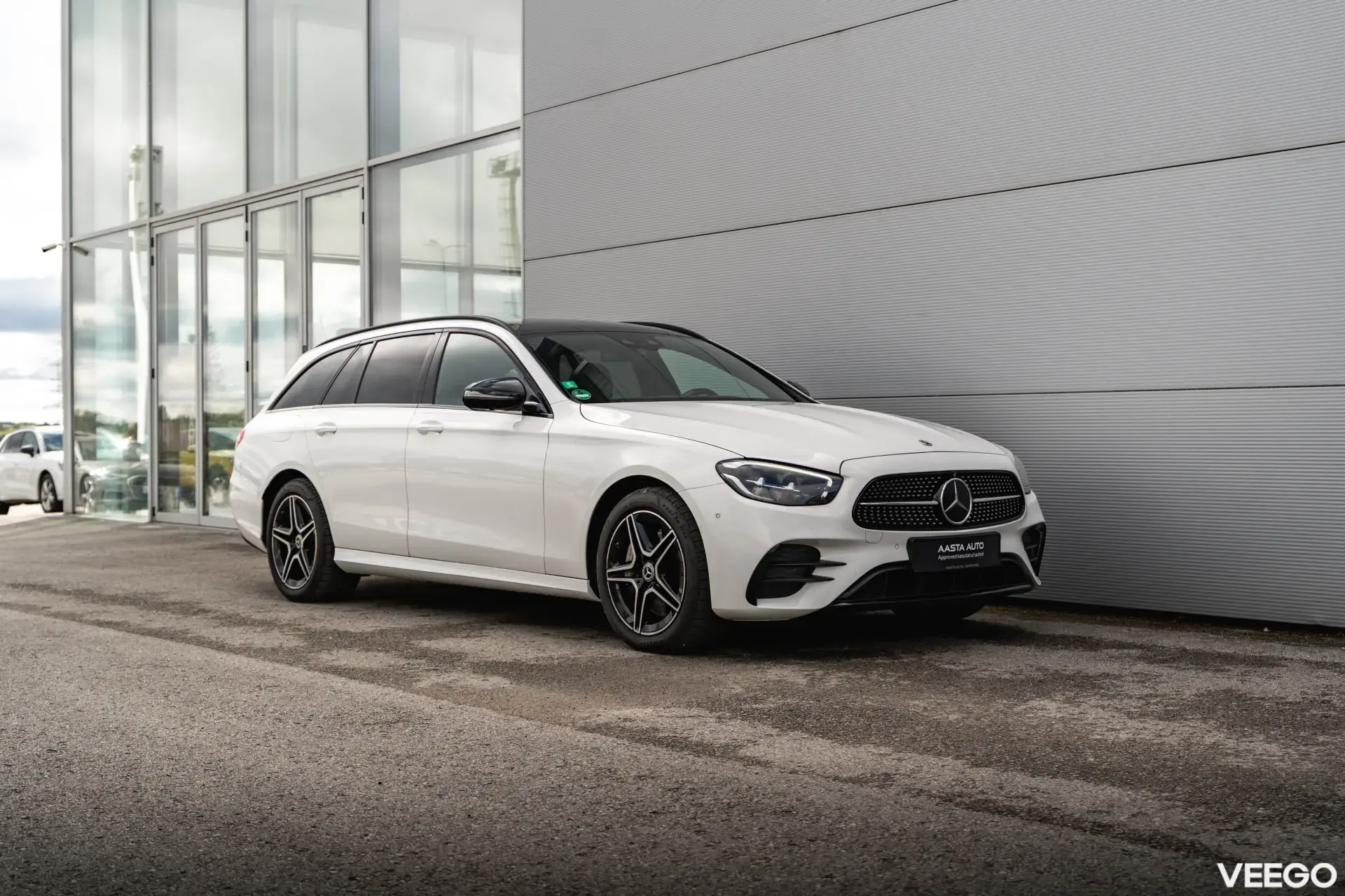 Mercedes-Benz E300 2.0 215kW