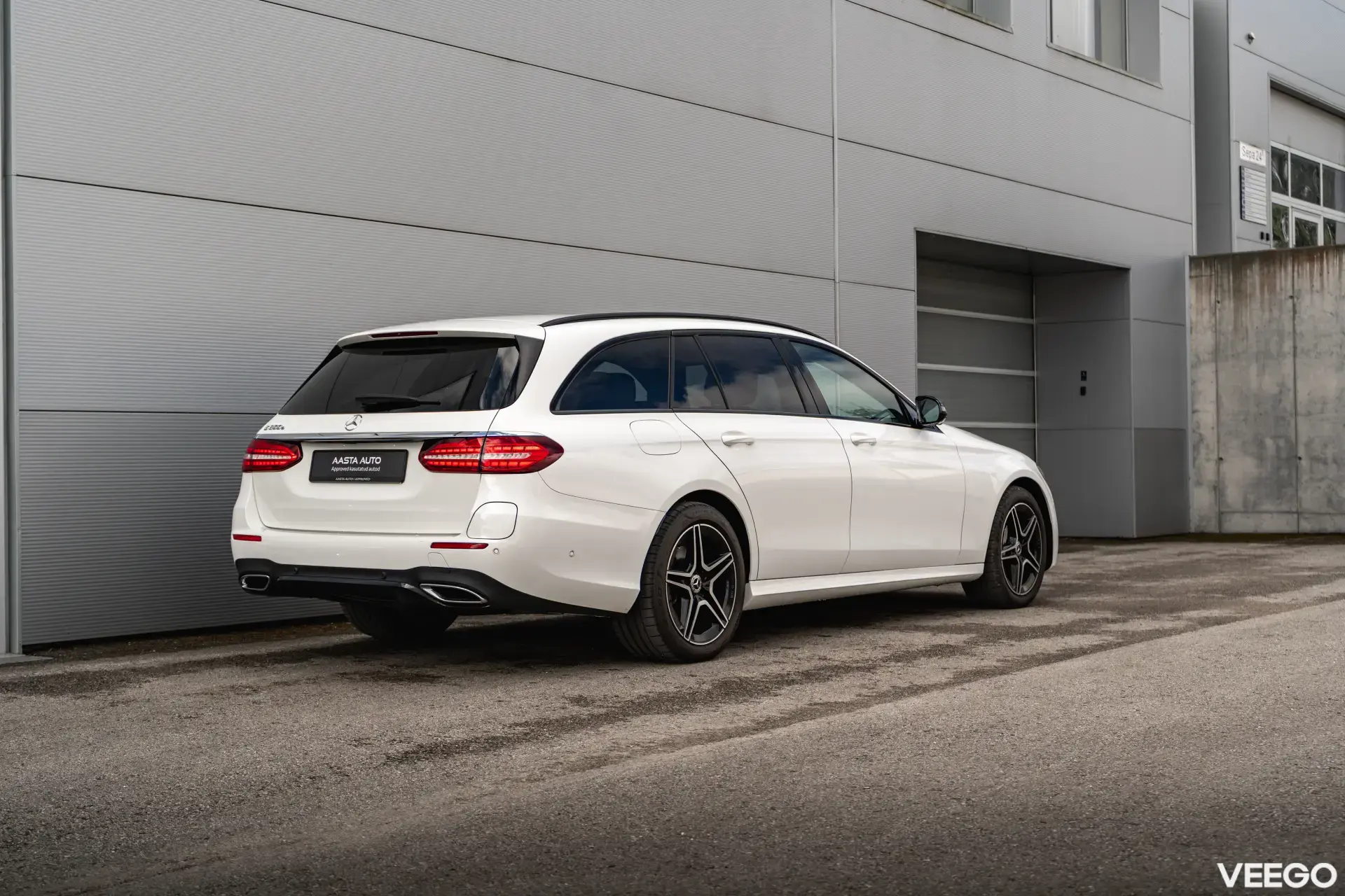Mercedes-Benz E300 2.0 215kW