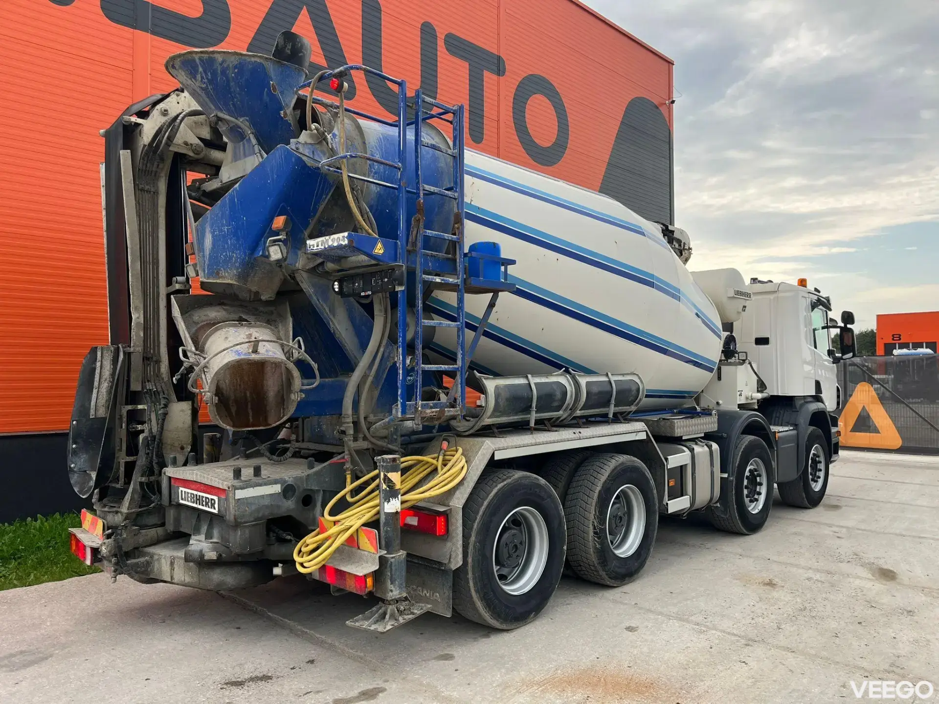 SCANIA P 410 8x4 LIEBHERR 9 m3 + CONVEYOR / FULL STEEL  302kW