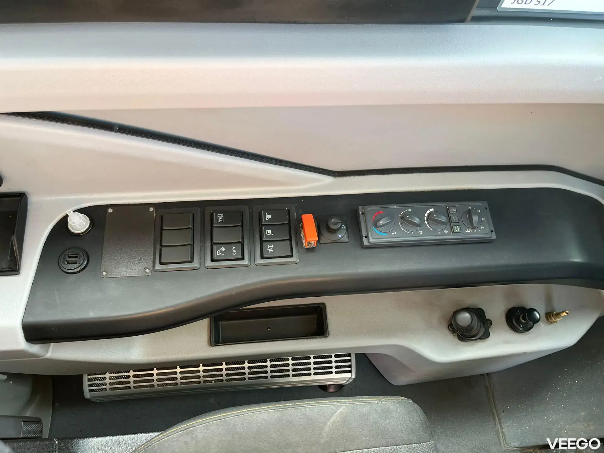 Volvo B8R 44 SEATS + 49 STANDING / AC / AUXILIARY HEATER  240kW