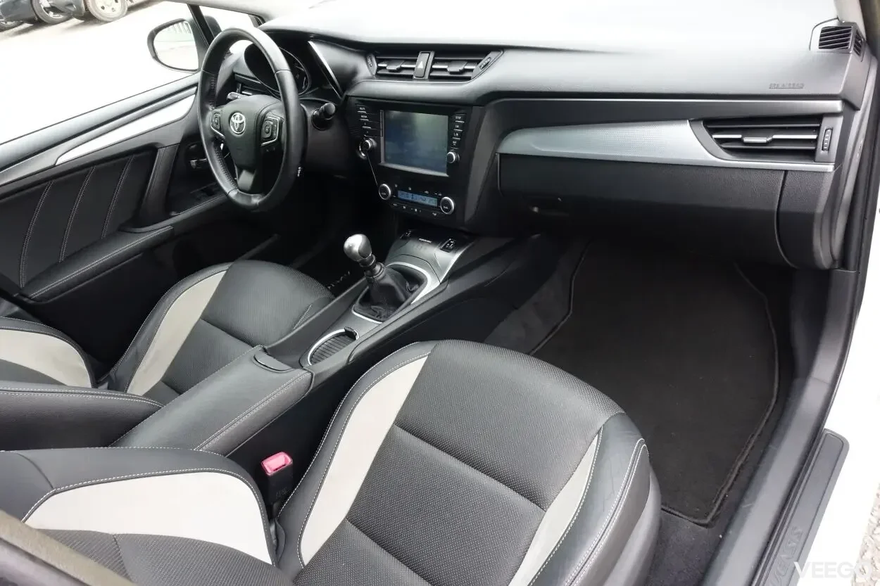 Toyota Avensis Touring Sports Executive EU6 2 105kW
