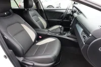 Toyota Avensis Touring Sports Executive EU6 2 105kW thumbnail