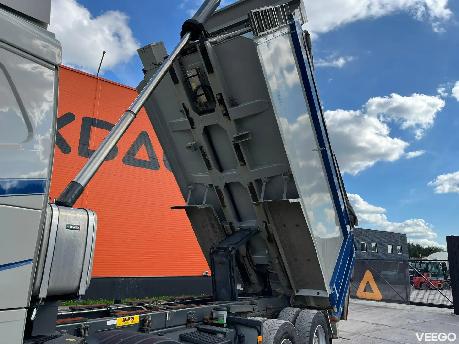 Volvo FH 540 8x4 HYDRAULIC TENT / RETARDER / TANDEM AXLE LIFT  405kW