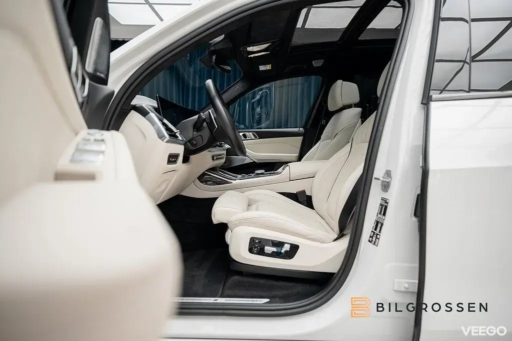 BMW X7 xDrive40d M Sport Pro B&W Sky Lounge Luft 6-Sits MOMS 259kW