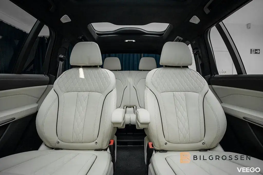 BMW X7 xDrive40d M Sport Pro B&W Sky Lounge Luft 6-Sits MOMS 259kW