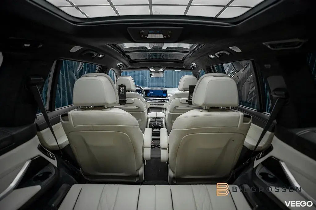 BMW X7 xDrive40d M Sport Pro B&W Sky Lounge Luft 6-Sits MOMS 259kW