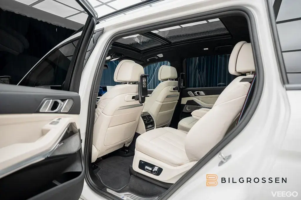 BMW X7 xDrive40d M Sport Pro B&W Sky Lounge Luft 6-Sits MOMS 259kW