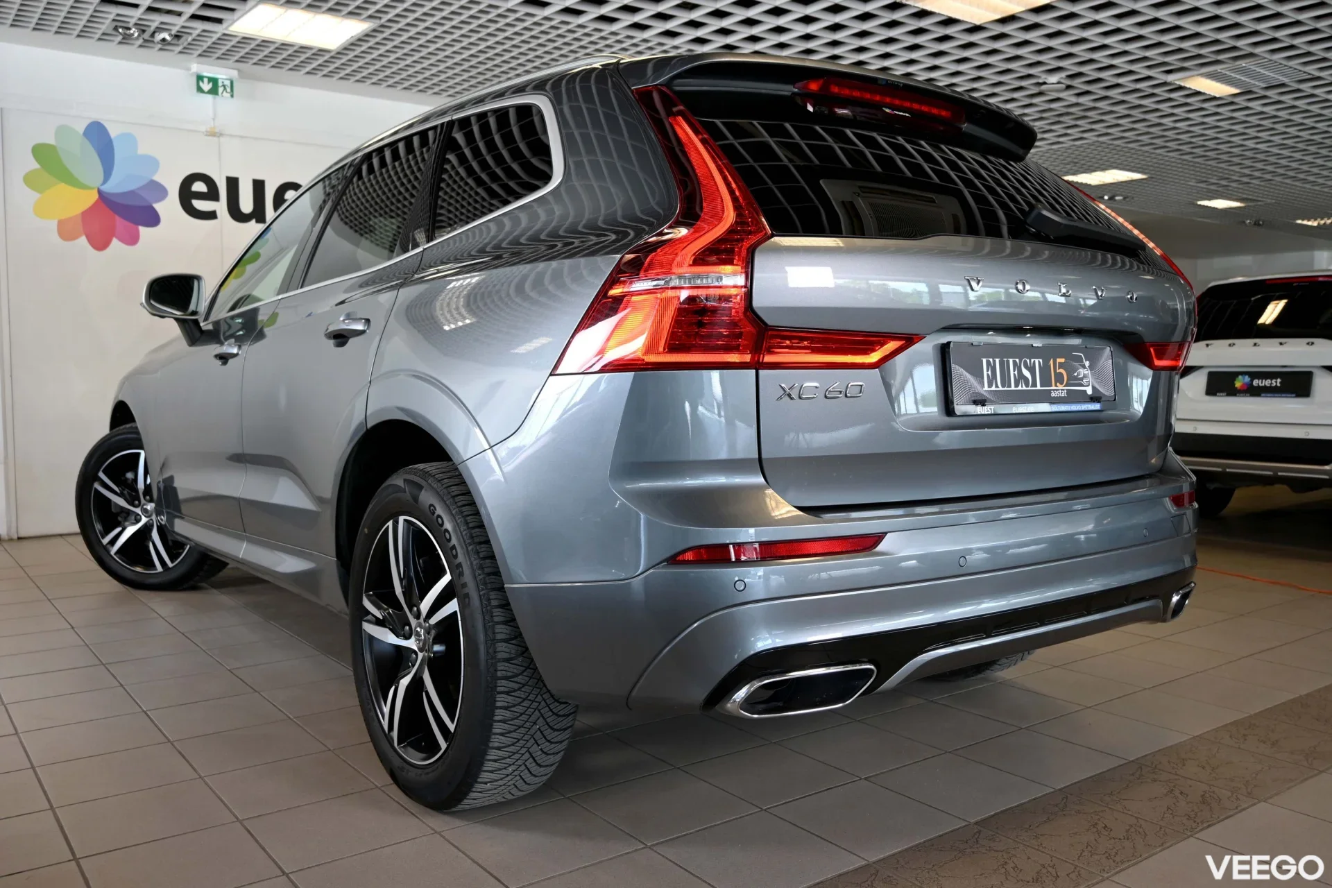 Volvo XC60 AWD R-DESIGN XENIUM PRO INTELLI SAFE MY2018 2 173kW