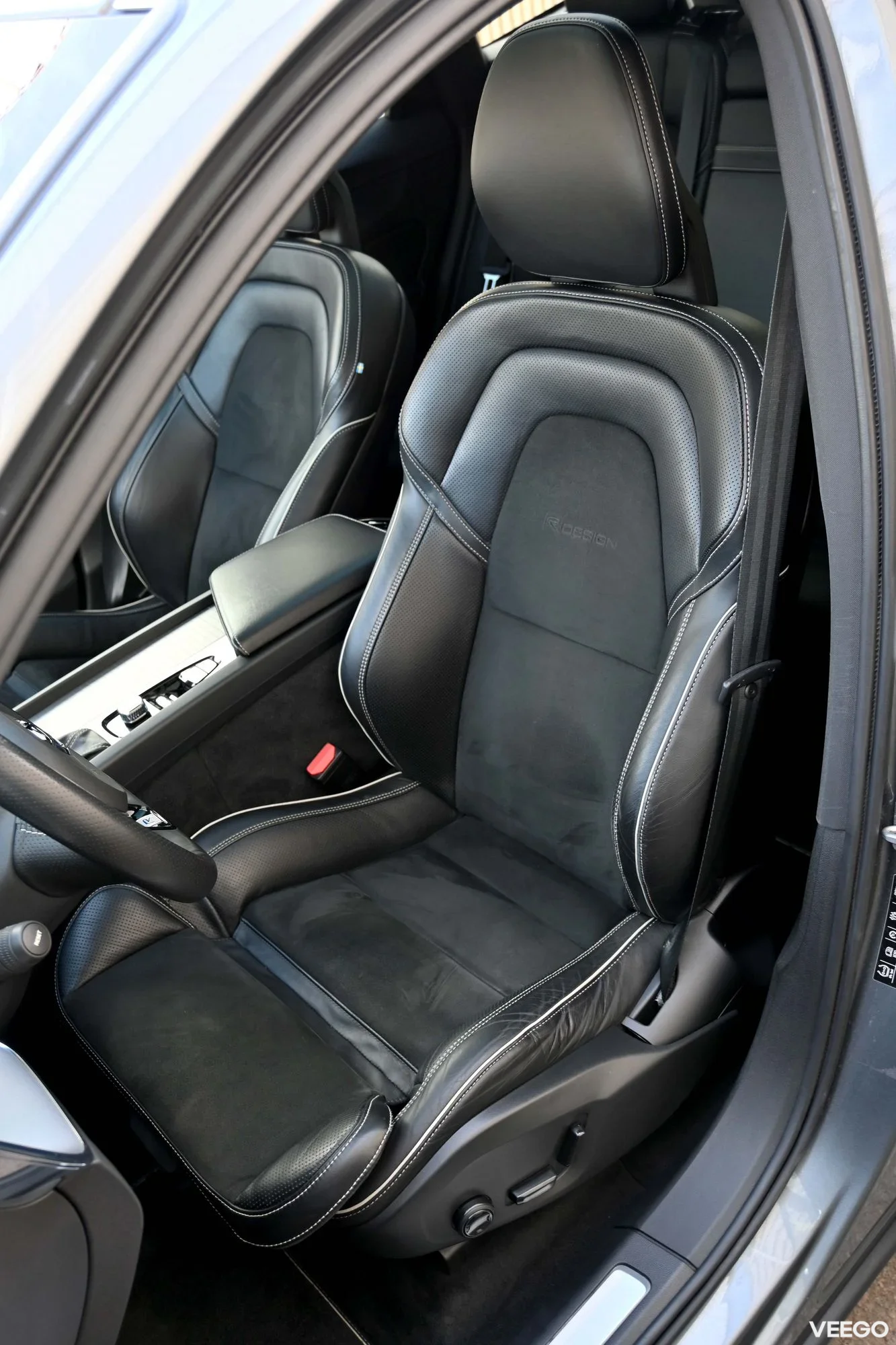 Volvo XC60 AWD R-DESIGN XENIUM PRO INTELLI SAFE MY2018 2 173kW