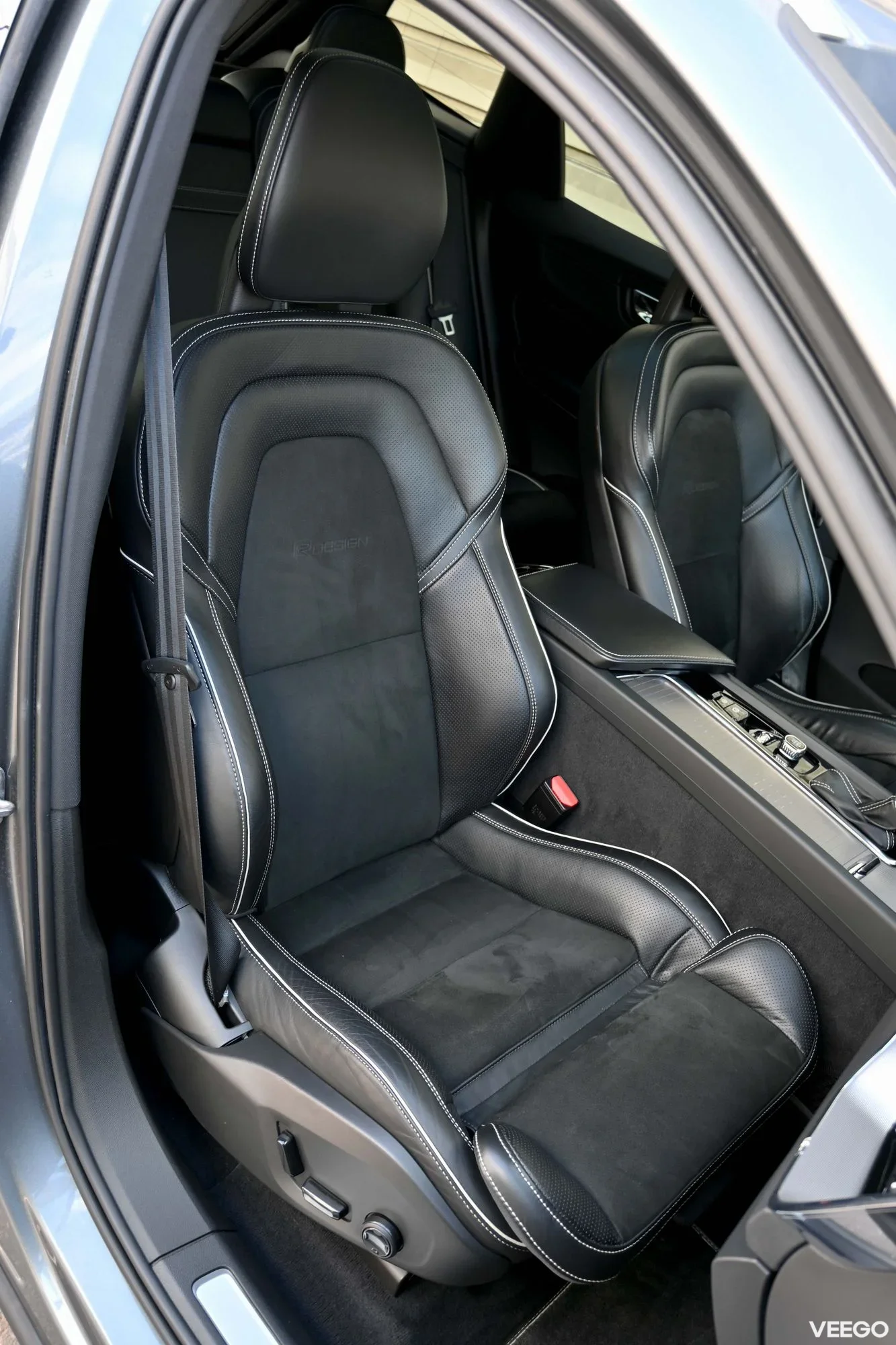 Volvo XC60 AWD R-DESIGN XENIUM PRO INTELLI SAFE MY2018 2 173kW