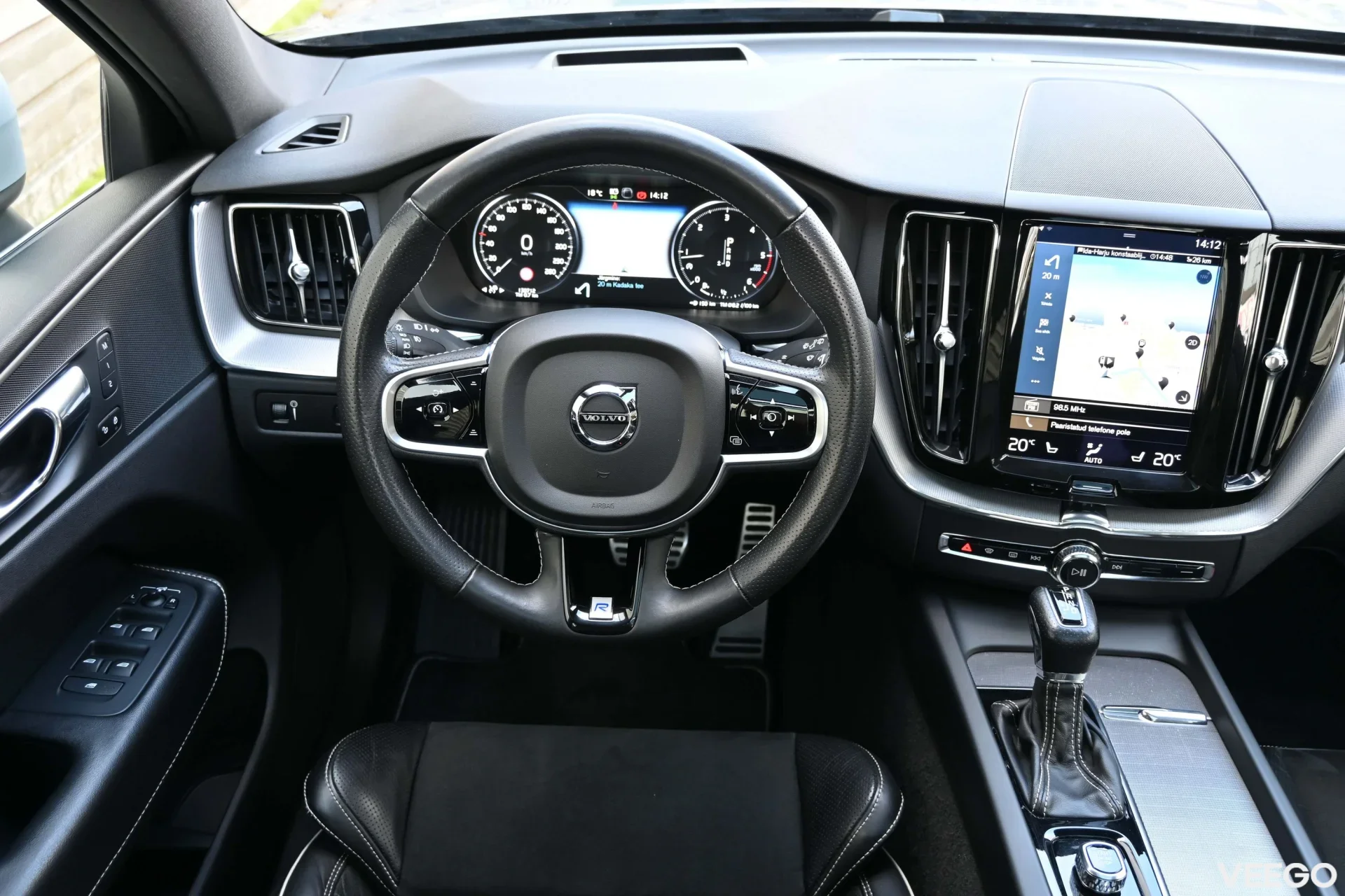 Volvo XC60 AWD R-DESIGN XENIUM PRO INTELLI SAFE MY2018 2 173kW
