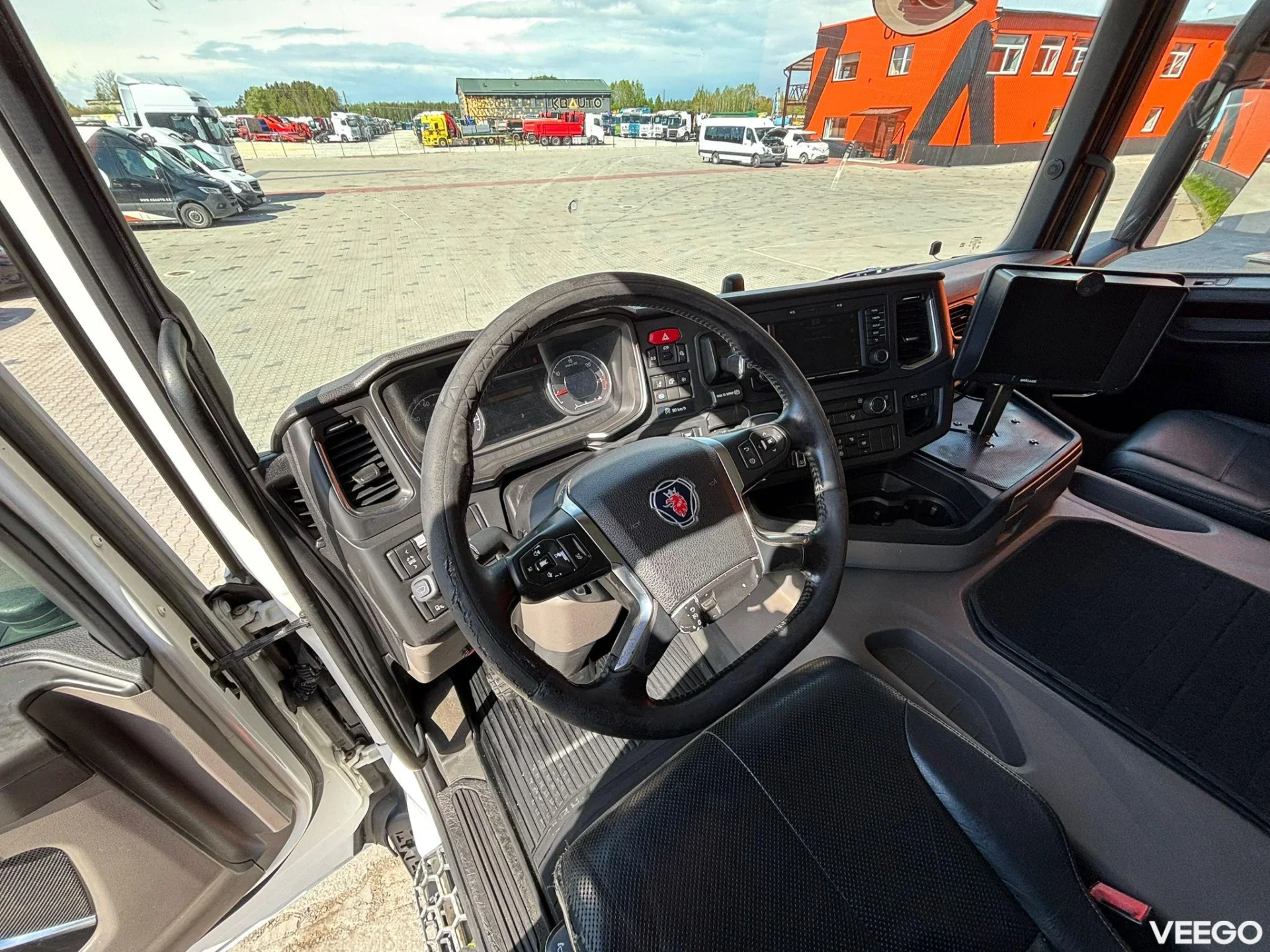 Scania G500 Possible to check by prior arrangement ! / HIAB 1058E-8 + JIB + WINCH / PLATFORM L=6223-7480 mm 500kW