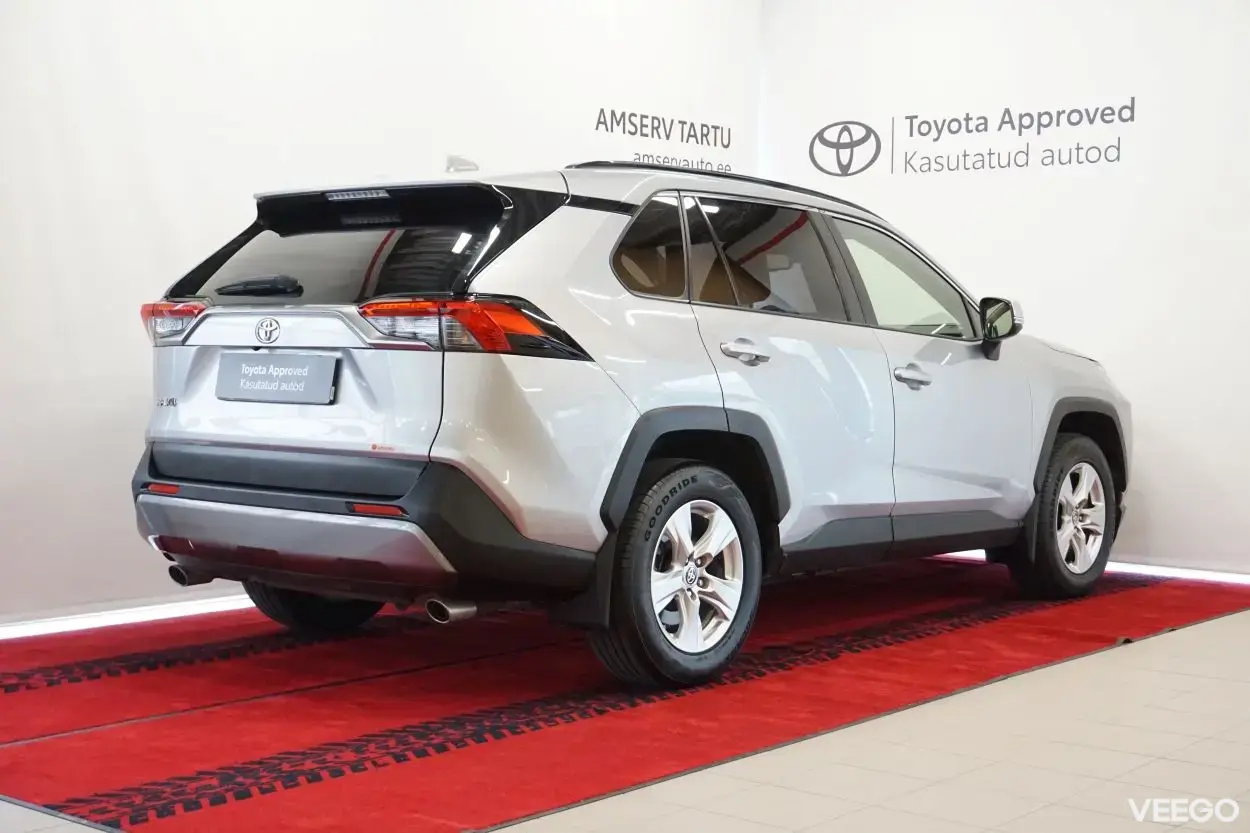 Toyota RAV4 Luxury + Comfort pakett 2 129kW