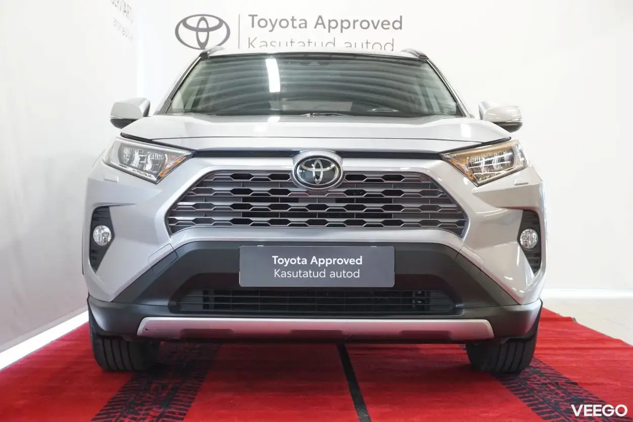Toyota RAV4 Luxury + Comfort pakett 2 129kW