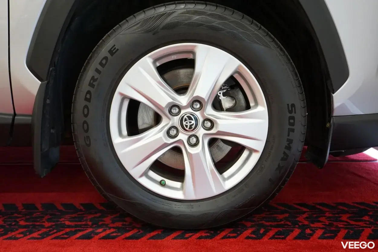 Toyota RAV4 Luxury + Comfort pakett 2 129kW