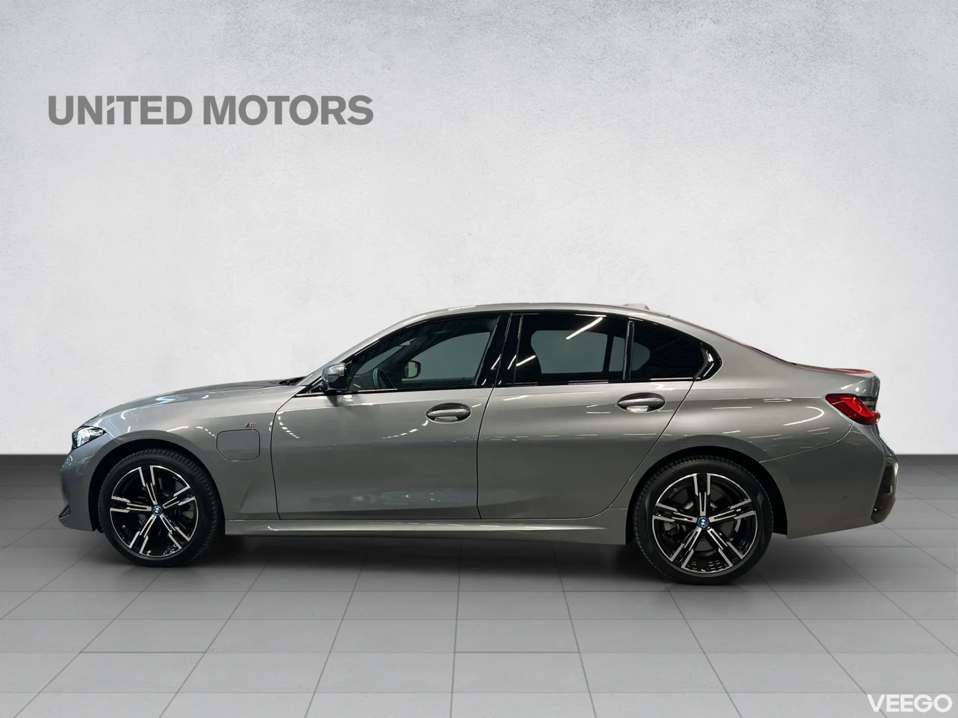BMW 330 - 2 215kW