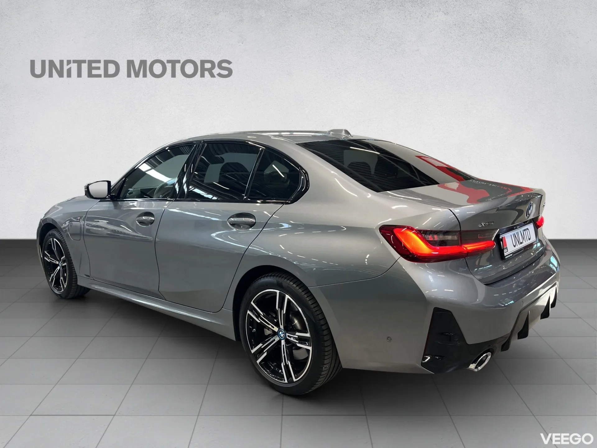 BMW 330 - 2 215kW