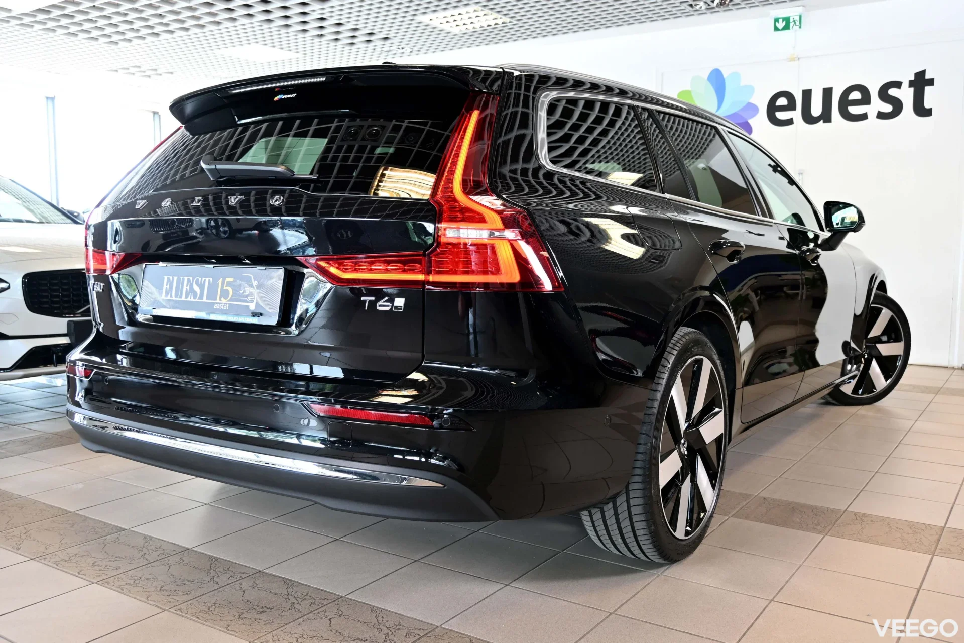 Volvo V60 AWD H&K ULTIMATE BRIGHT XENIUM INTELLI PRO 2 293kW