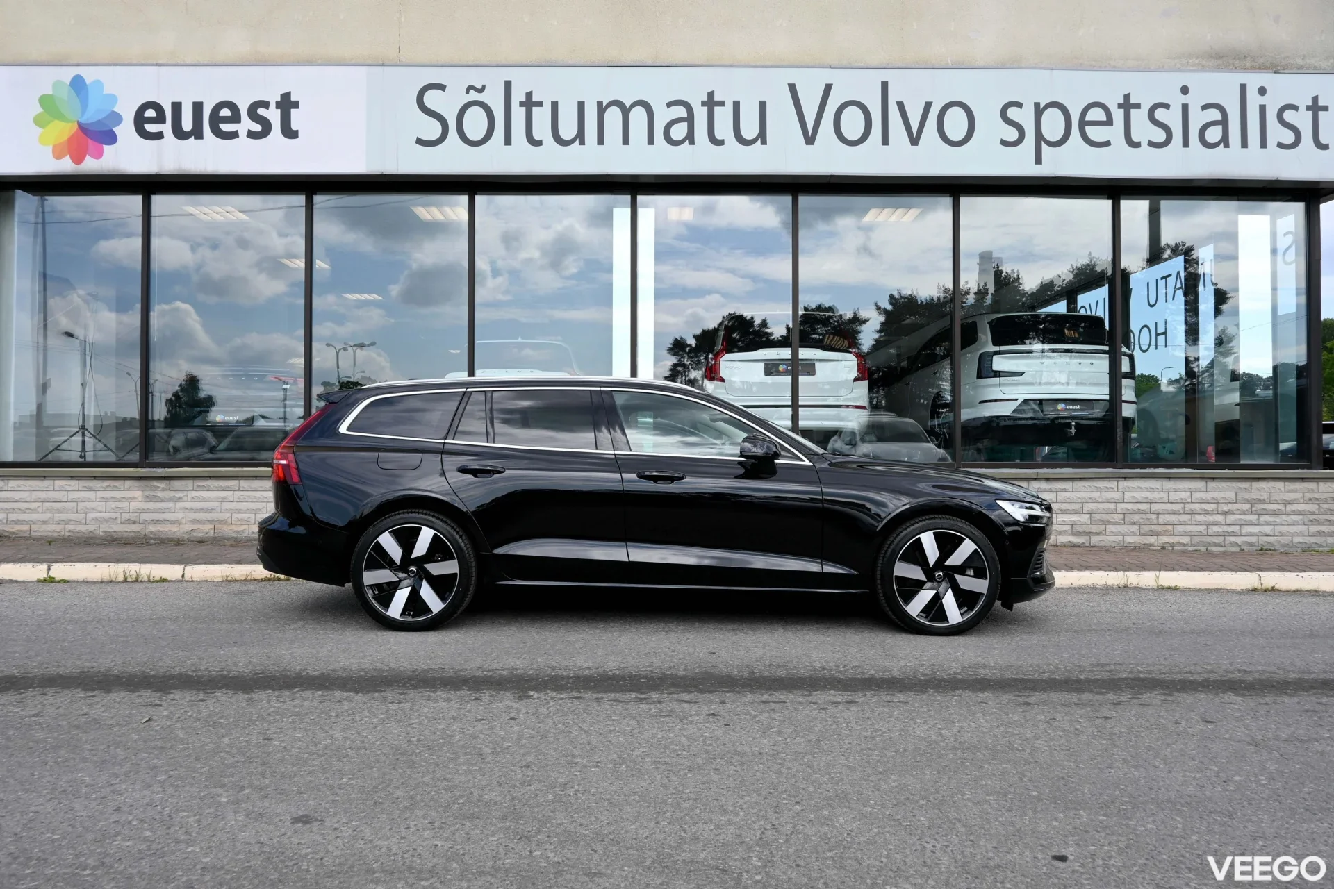 Volvo V60 AWD H&K ULTIMATE BRIGHT XENIUM INTELLI PRO 2 293kW