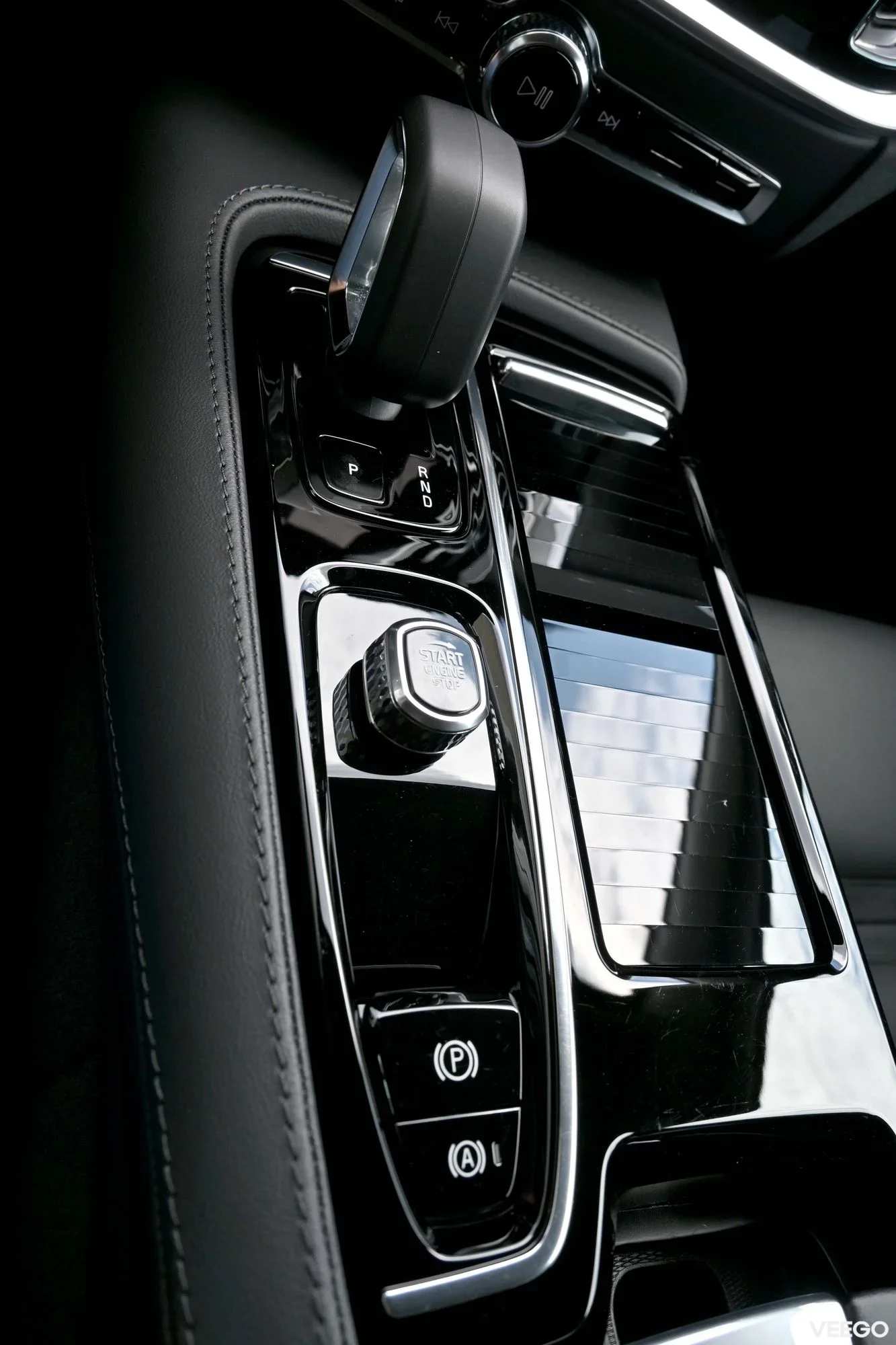Volvo V60 AWD H&K ULTIMATE BRIGHT XENIUM INTELLI PRO 2 293kW