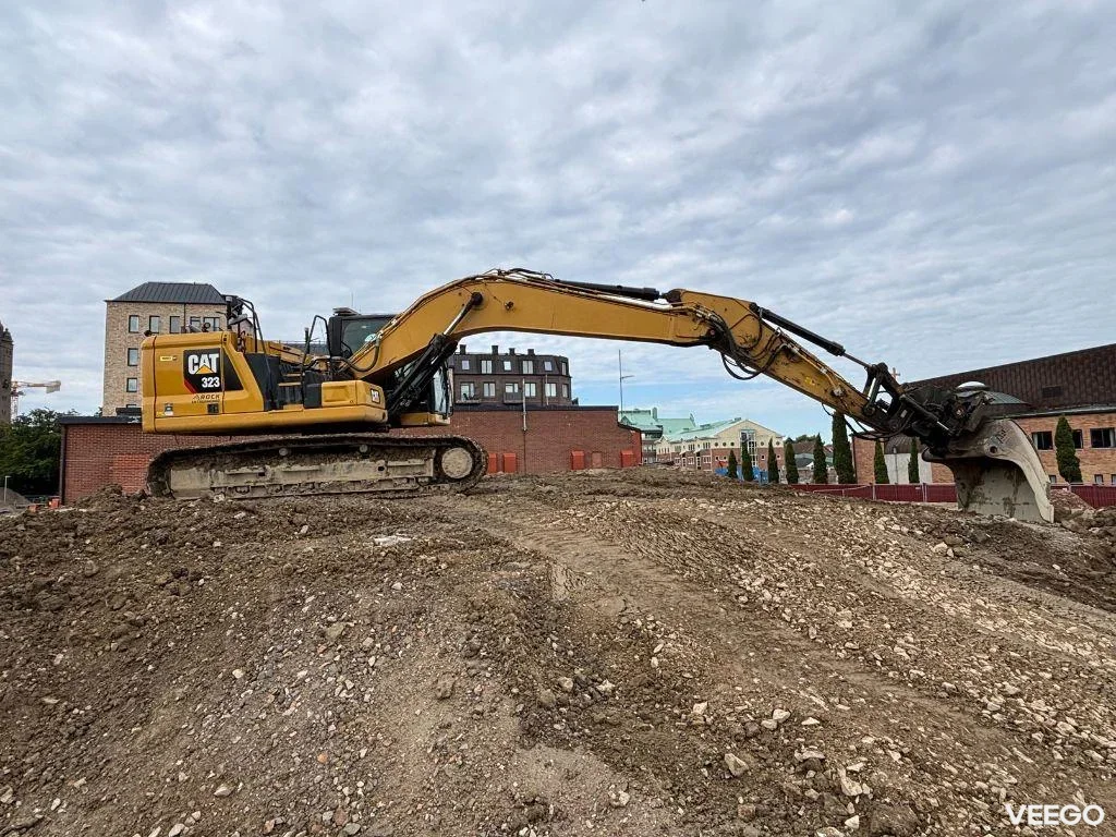 Caterpillar 323 122kW