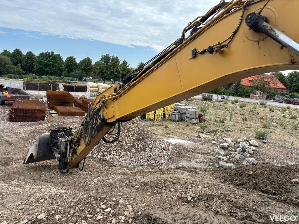 Caterpillar 323 122kW