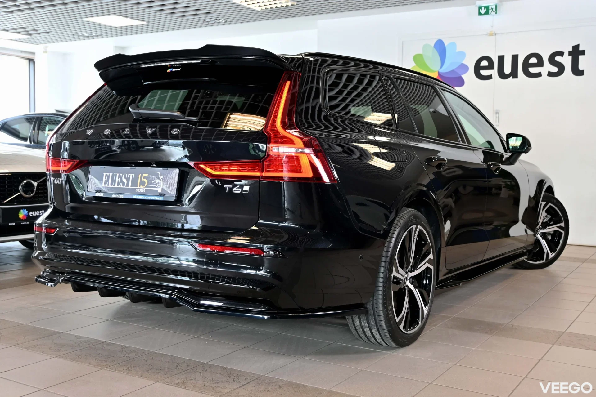Volvo V60 AWD T6 H&K HUD DARK PLUS XENIUM INTELLI SAFE PRO 2 293kW