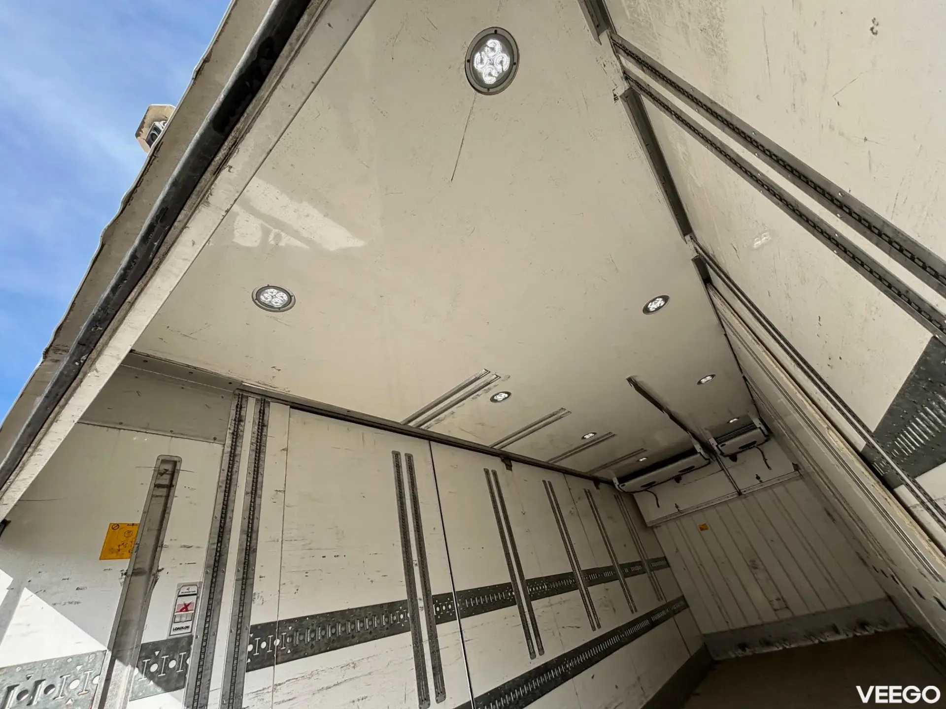 Volvo FM 6X2*4 + RETARDER + CARRIER SUPRA 1250 375kW