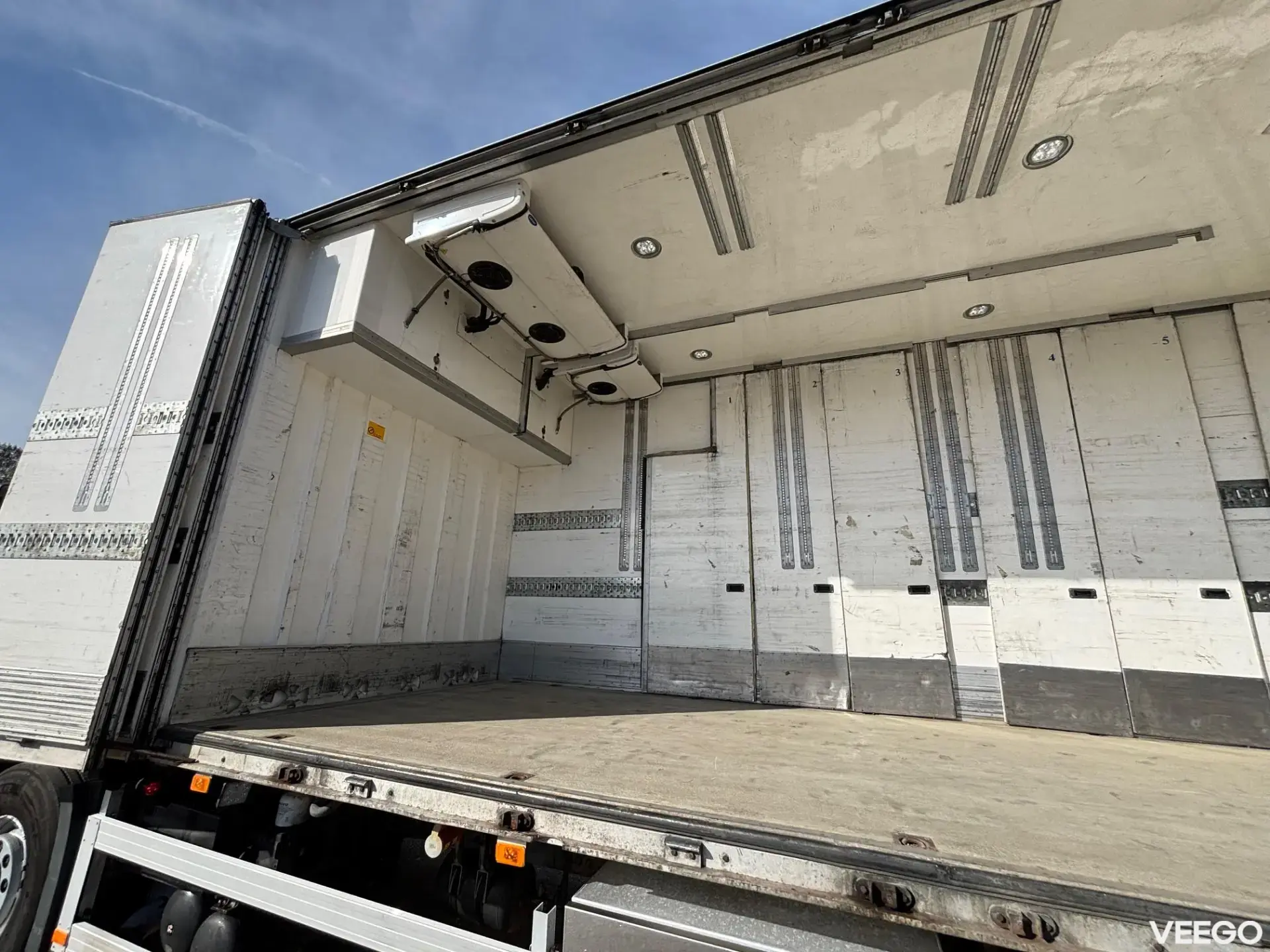 Volvo FM 6X2*4 + RETARDER + CARRIER SUPRA 1250 375kW