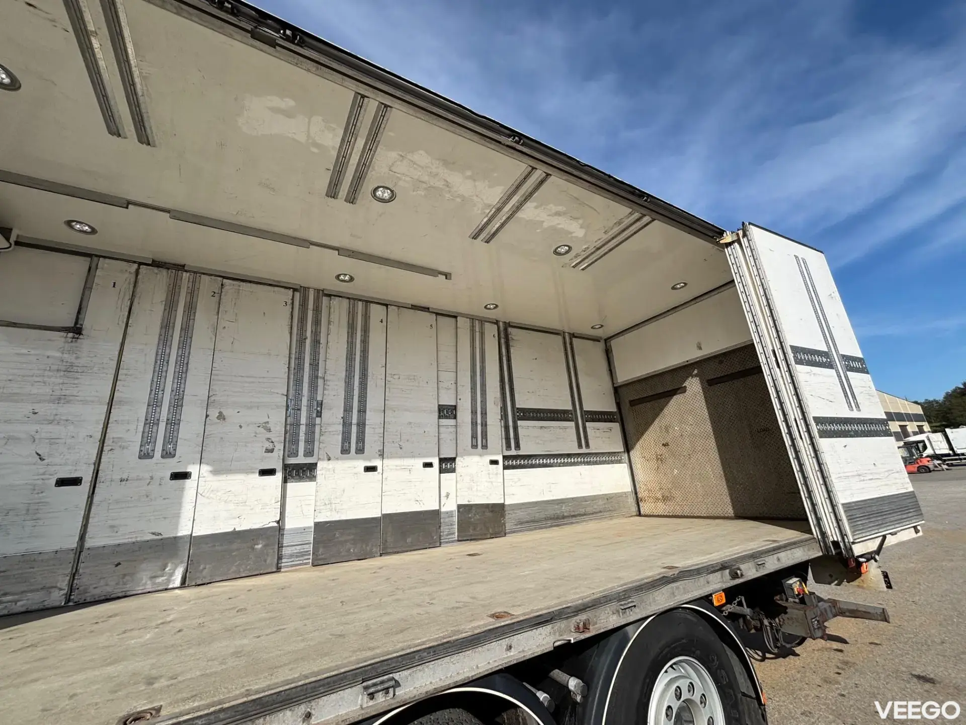 Volvo FM 6X2*4 + RETARDER + CARRIER SUPRA 1250 375kW