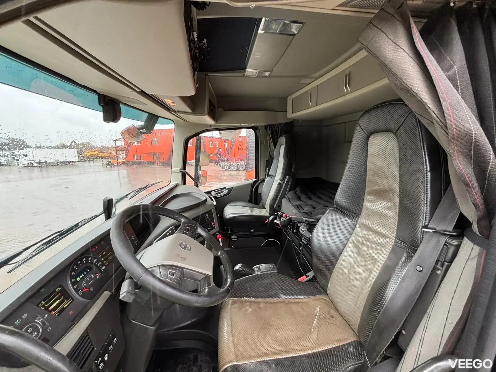 Volvo FH 540 8x4 RETARDER / TANDEM AXLE LIFT / BOX L=5649 mm 405kW
