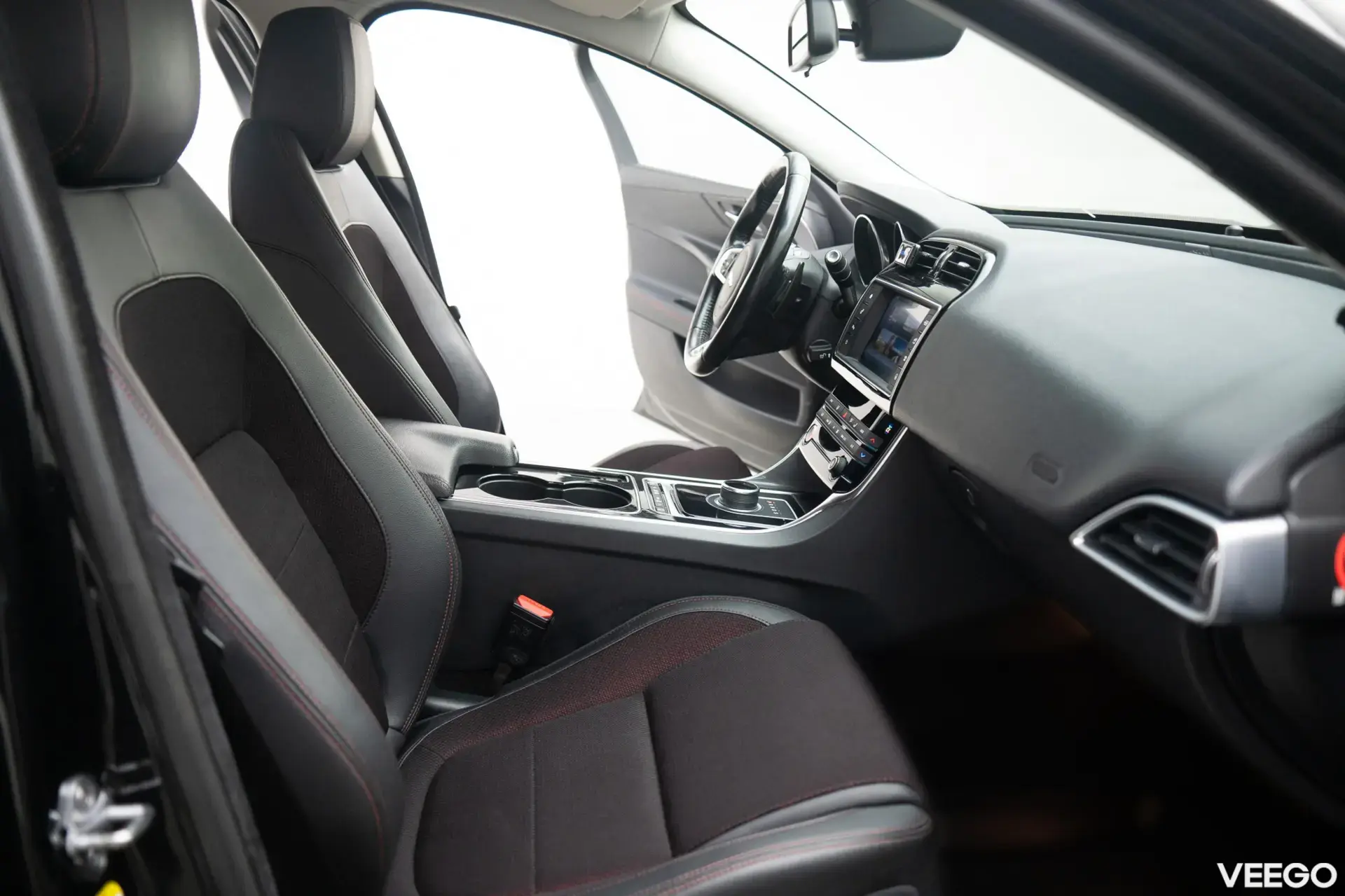 Jaguar XE R-Sport AWD 2.0 132kW