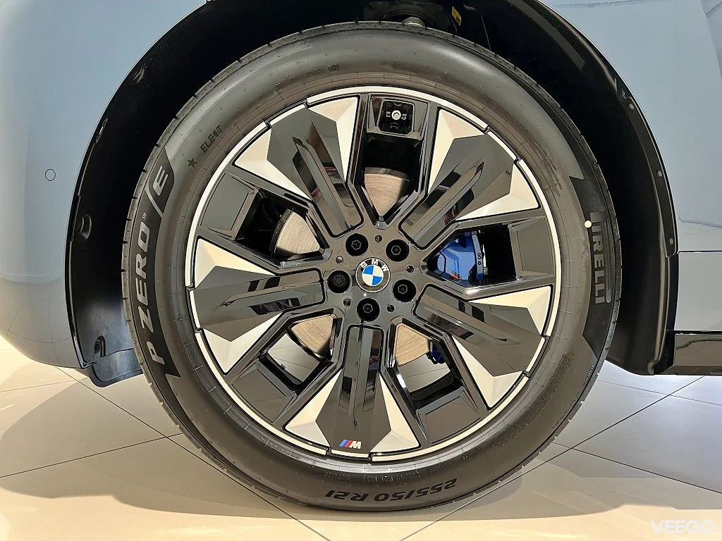 BMW iX xDrive 60, M-Sport, Panorama, HK, Adpt Fart, Drag 400kW