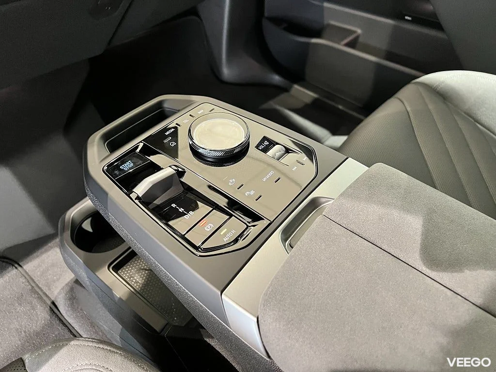 BMW iX xDrive 60, M-Sport, Panorama, HK, Adpt Fart, Drag 400kW