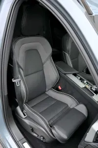 Volvo XC60 AWD ULTRA DARK H&K XENIUM INTELLI PRO 2 293kW thumbnail