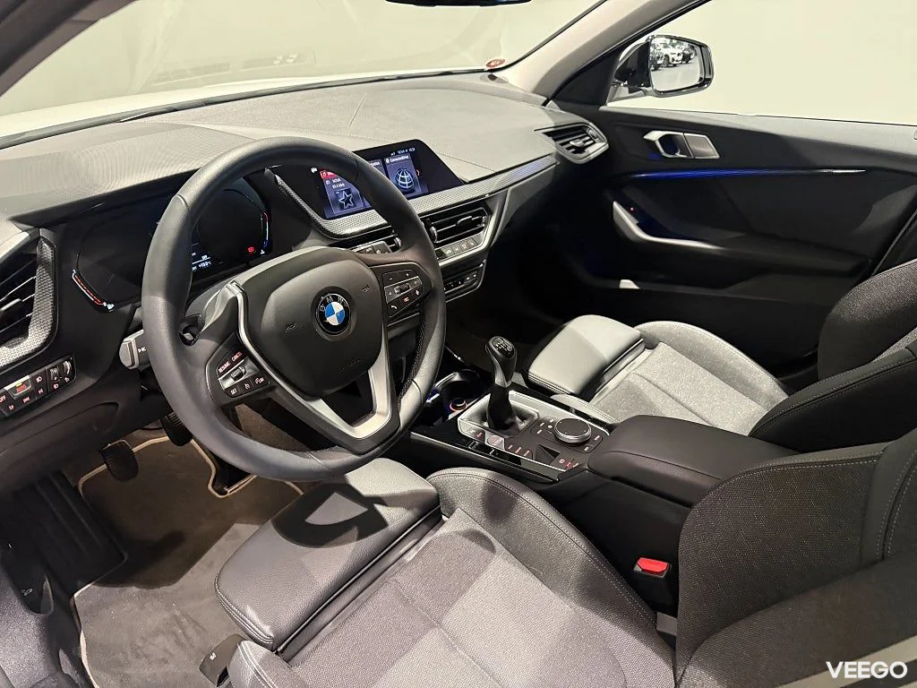 BMW 118 i  Sport Line PDC Farthållare 17" Sportstolar LED 0kW
