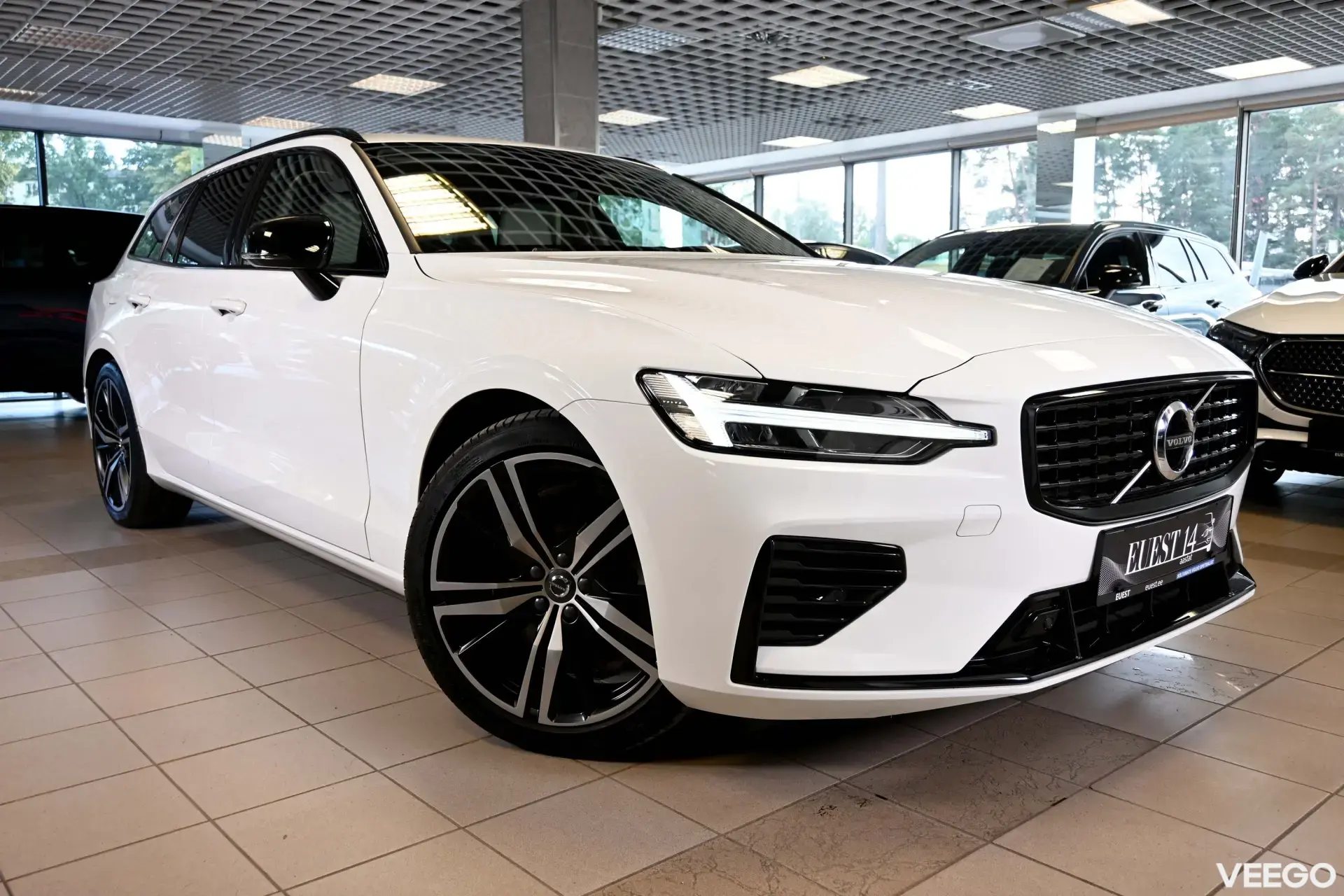 Volvo V60 Plug In Hybrid R-DESIGN RECHARGE EXPRESSION INTELLI SAFE MY21 2 251kW
