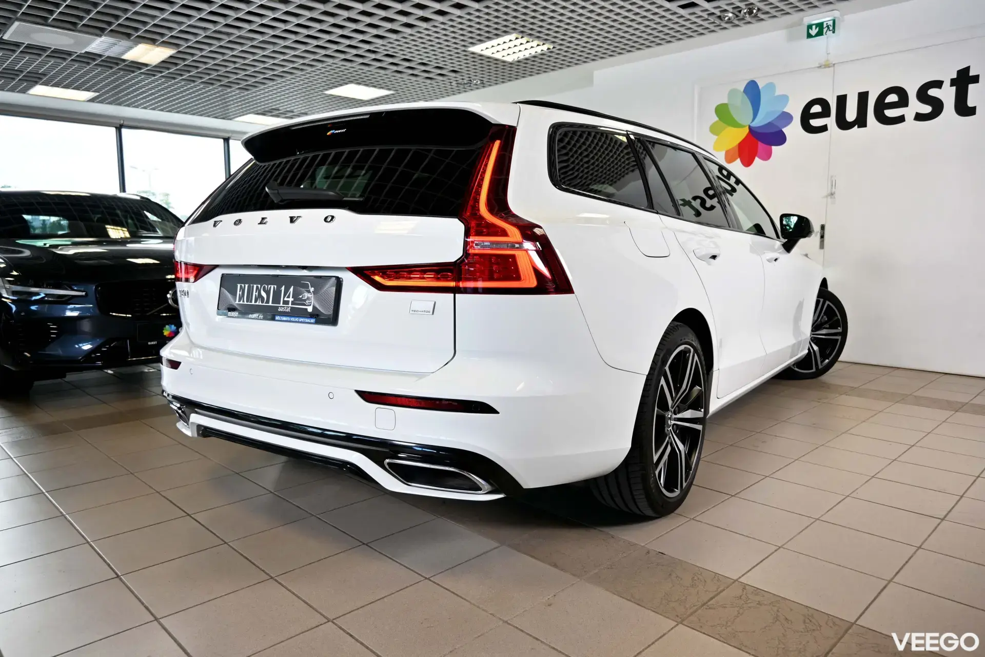 Volvo V60 Plug In Hybrid R-DESIGN RECHARGE EXPRESSION INTELLI SAFE MY21 2 251kW