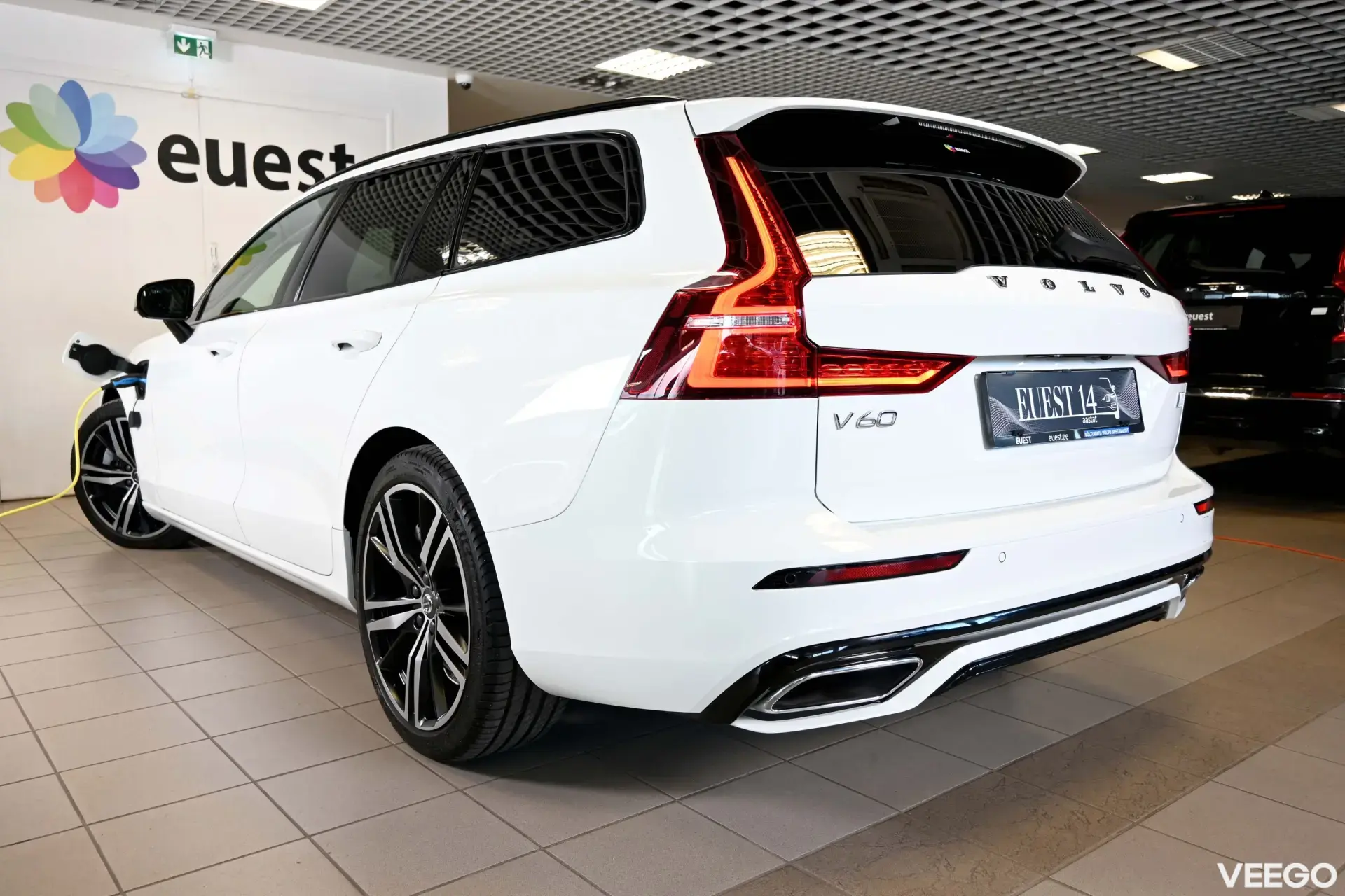 Volvo V60 Plug In Hybrid R-DESIGN RECHARGE EXPRESSION INTELLI SAFE MY21 2 251kW