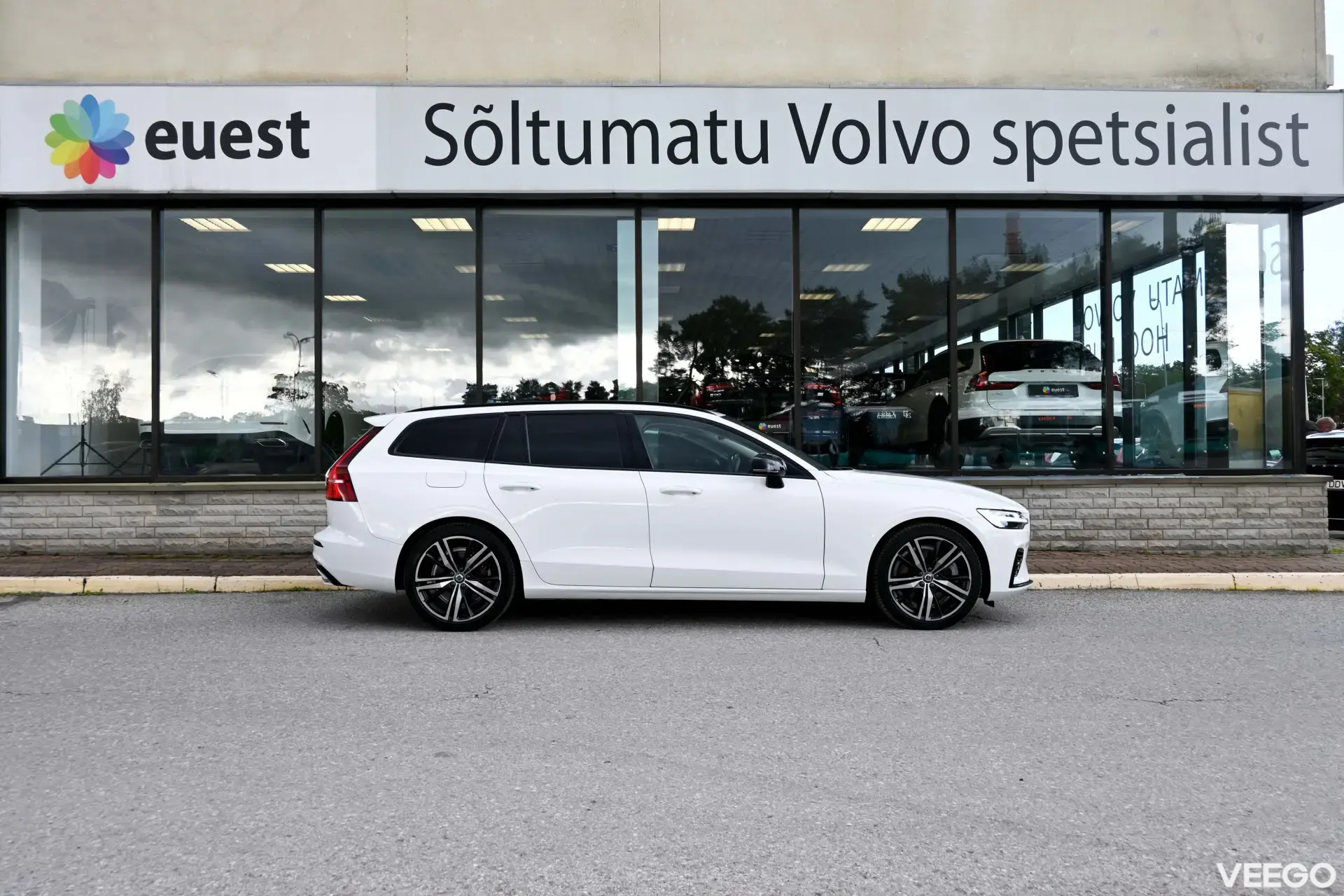 Volvo V60 Plug In Hybrid R-DESIGN RECHARGE EXPRESSION INTELLI SAFE MY21 2 251kW