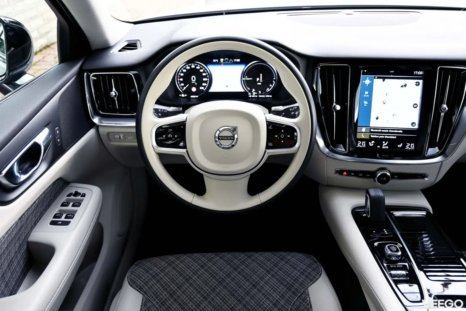Volvo V60 Plug In Hybrid R-DESIGN RECHARGE EXPRESSION INTELLI SAFE MY21 2 251kW