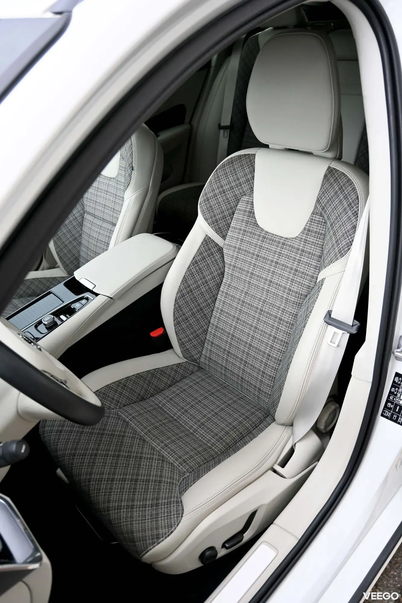 Volvo V60 Plug In Hybrid R-DESIGN RECHARGE EXPRESSION INTELLI SAFE MY21 2 251kW