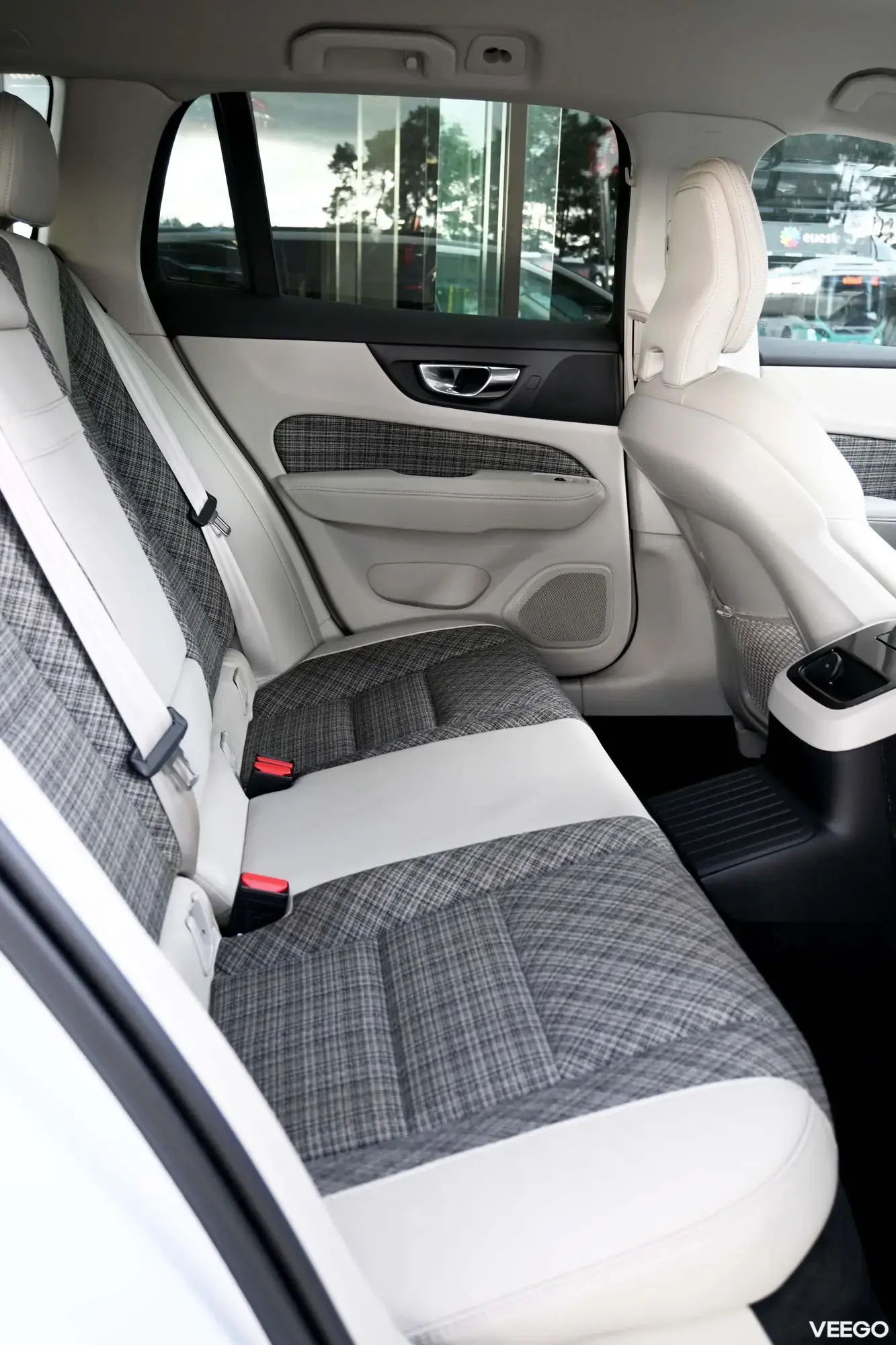 Volvo V60 Plug In Hybrid R-DESIGN RECHARGE EXPRESSION INTELLI SAFE MY21 2 251kW