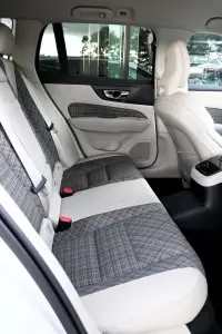 Volvo V60 Plug In Hybrid R-DESIGN RECHARGE EXPRESSION INTELLI SAFE MY21 2 251kW thumbnail