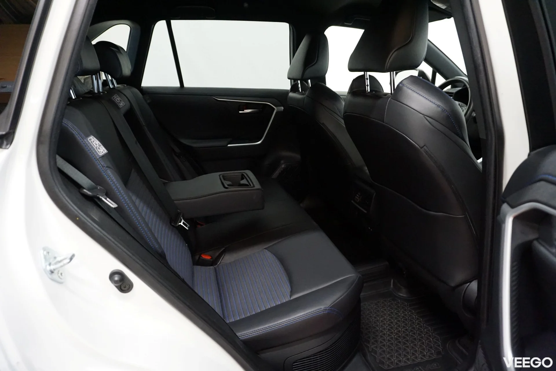 Toyota RAV4 Style + Technology Style pakett 2.5 131kW