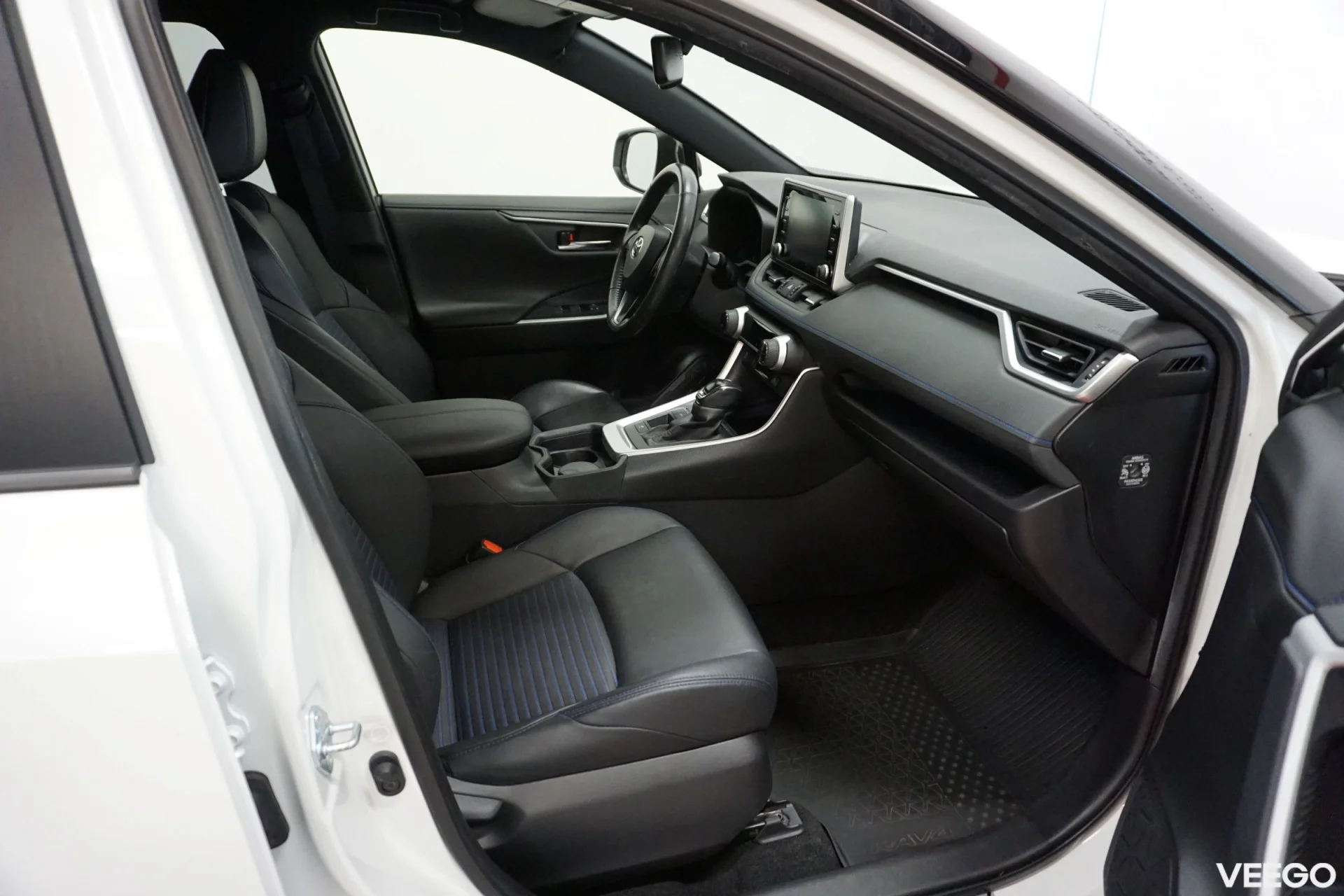 Toyota RAV4 Style + Technology Style pakett 2.5 131kW
