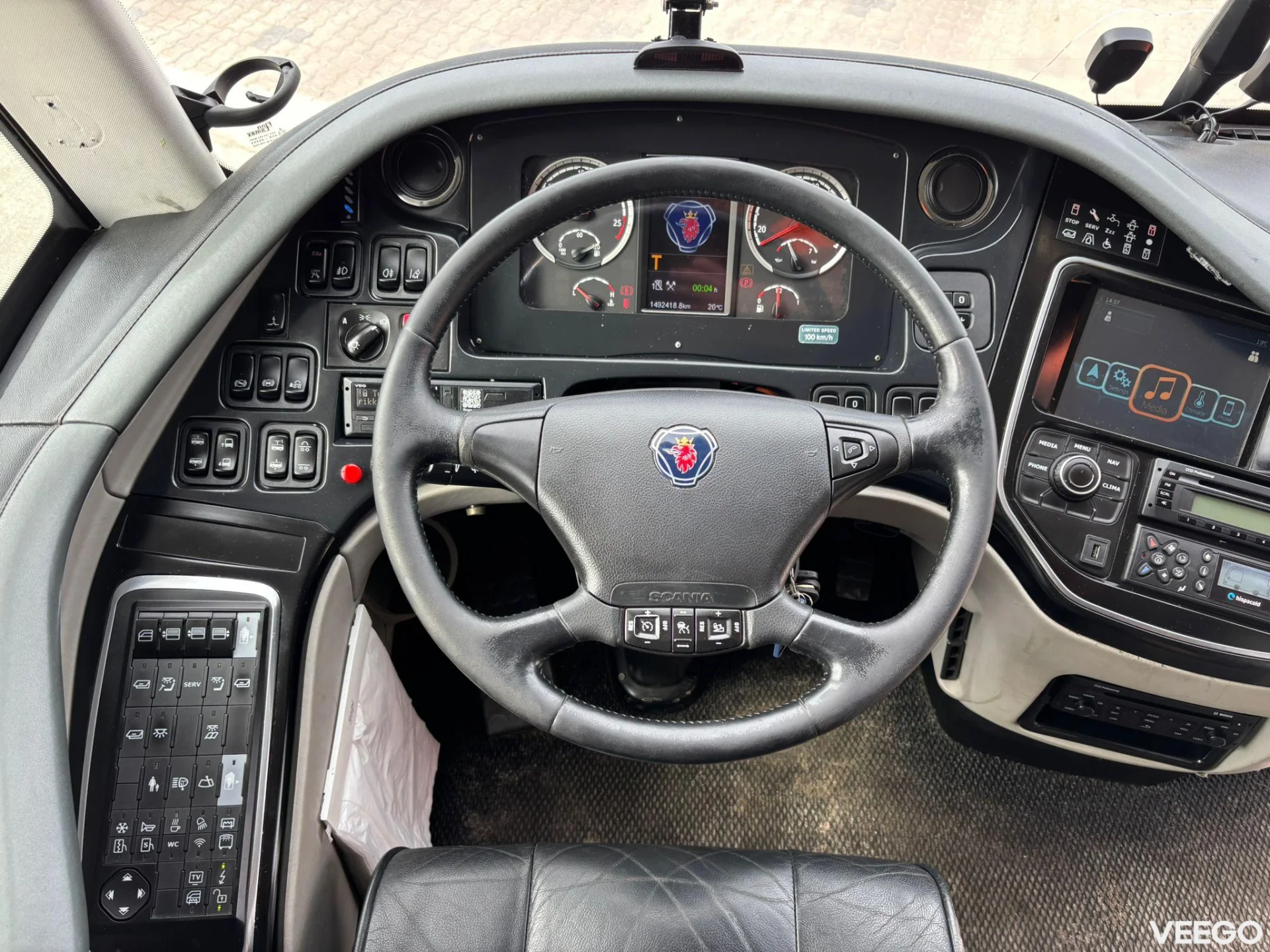 Scania K 450 51 SEATS / AC / AUXILIARY HEATING / TV / WC 450kW