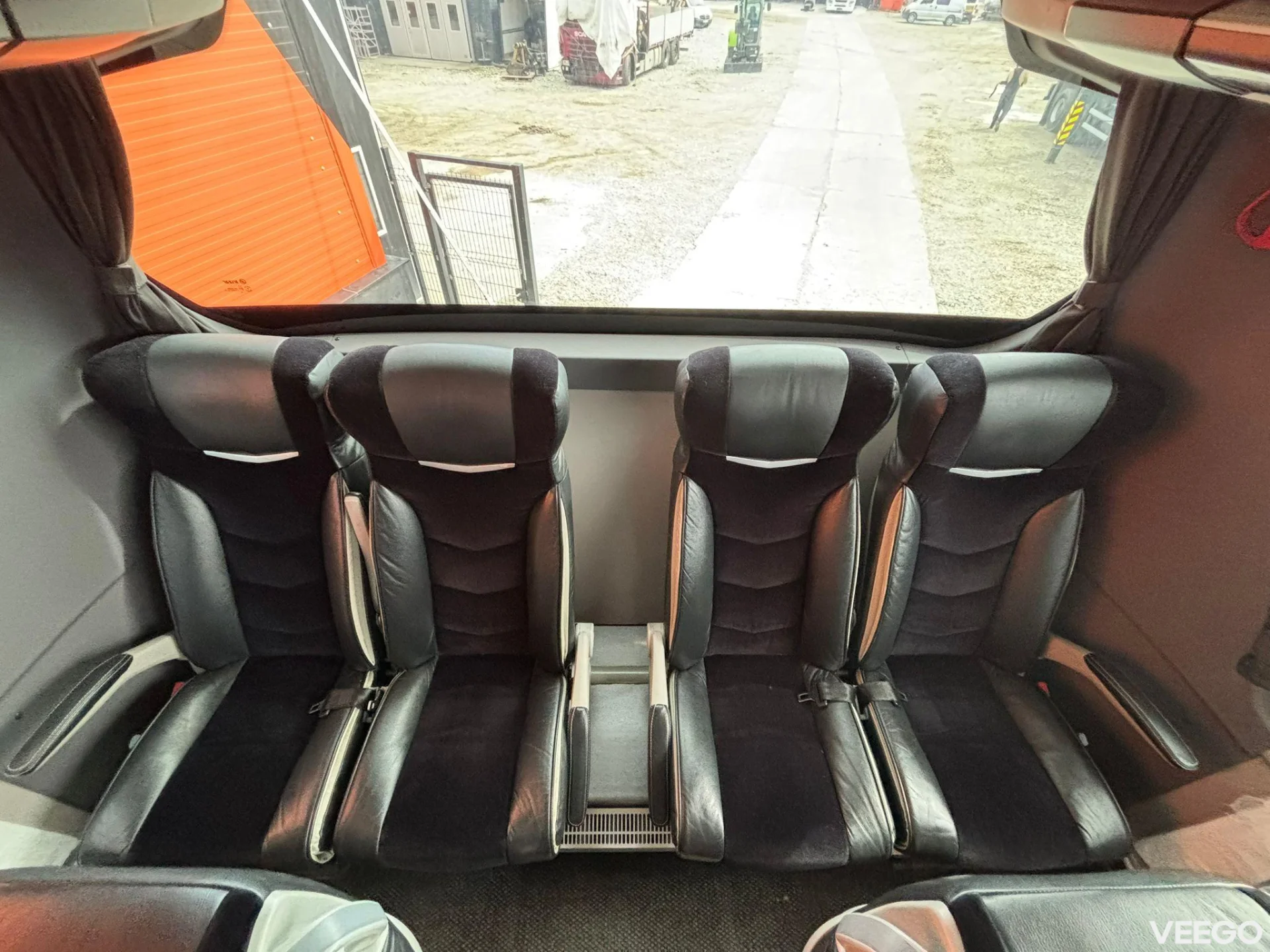 Scania K 450 51 SEATS / AC / AUXILIARY HEATING / TV / WC 450kW