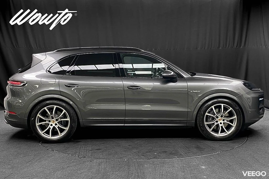 Porsche Cayenne E-Hybrid 470HK /P-Display /Pano /Matrix /18-Vägs /Spec 346kW