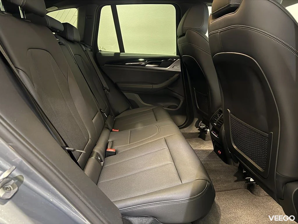 BMW X3 xDrive20d Värmare Drive Assist Tonade Rutor 18" Rattv. 0kW